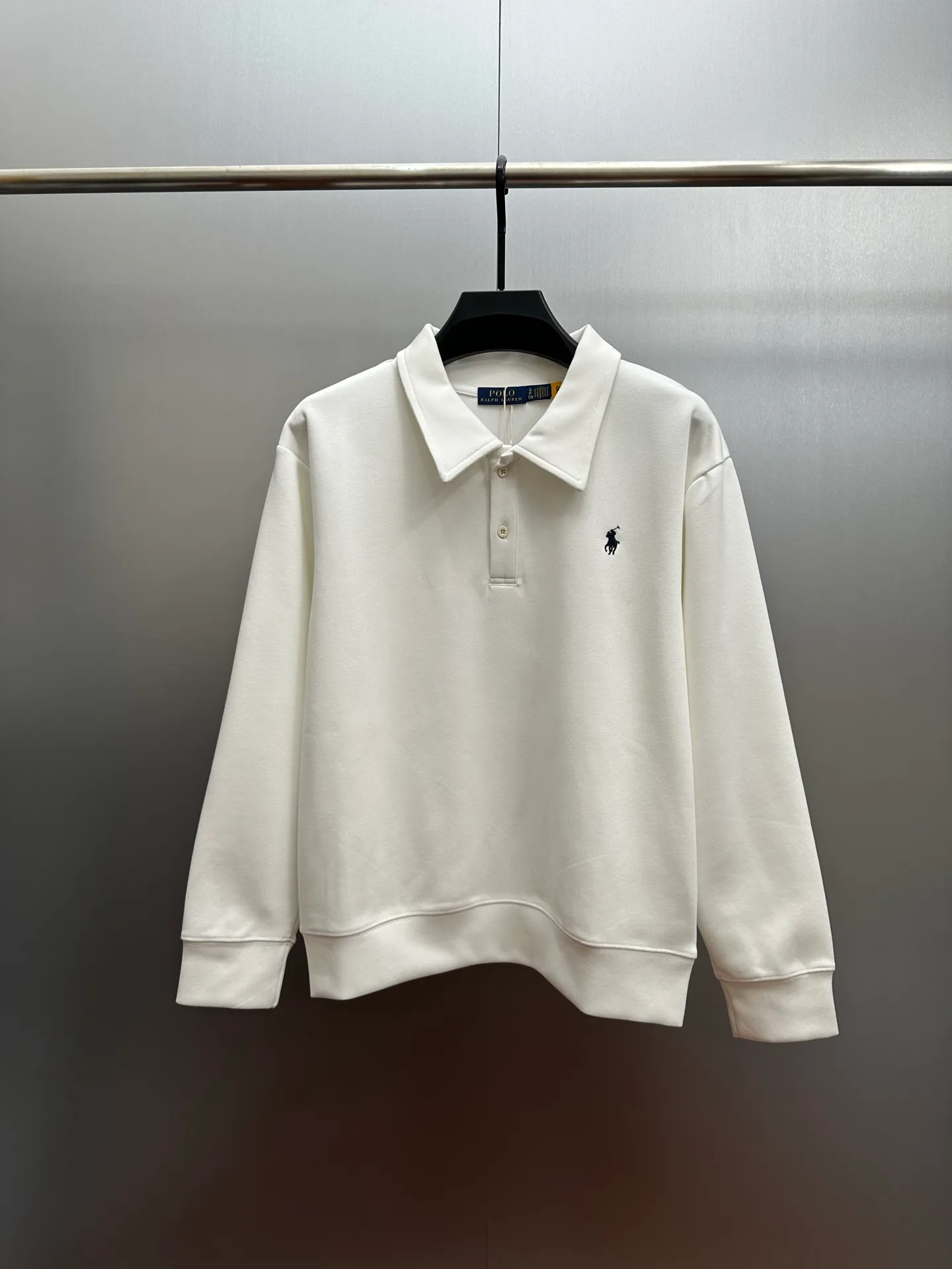 P260 Ralph Lauren/Ralph Lauren 2025 new lapel sweatshirt, classic pony logo embroidered Polo shirt, simple and versatile ~ super delicate and soft, close to the body without being tied. Perfectly reflects the brand's sense of superiority. The fabric is full of three-dimensionality, the loose fit is standard, comfortable to stretch, unrestricted in movement, and highly practical to wear. Classic and simple style, with pony embroidery pattern on the chest, imported machines, three-dimensional and full. Original Polo milk white buttons, taking into account warmth and cool lines. Whether worn alone or layered, you can create different styles of fashion with just one piece. The workmanship is exquisite and shipped from a major foreign trade factory. It is all done by master craftsmen with many years of experience. Everything is of high standards and requirements. All fabrics and accessories are original custom-made and of high quality. It perfectly embodies the brand's sense of superiority, is highly wearable, and is high-end and classy. Versatile and versatile!  Color: black, white, gray, brown, navy size: S M L XL